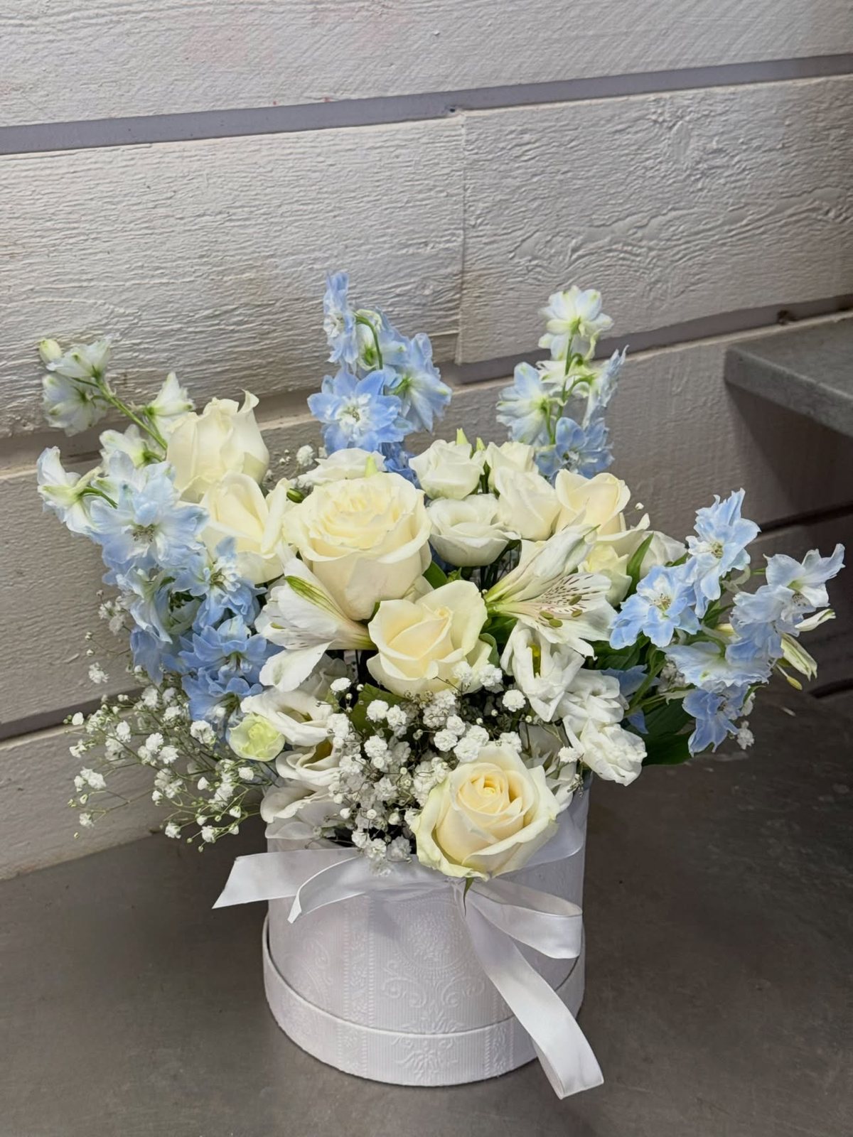 Composition bleue et blanche en boîte