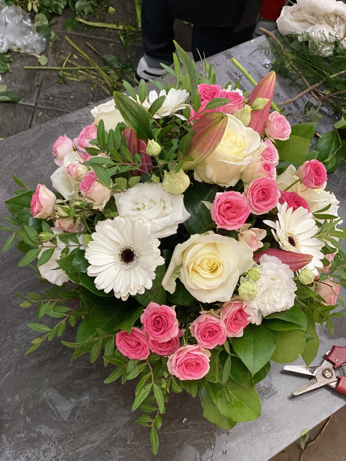 Bouquet rond de roses et gerberas roses