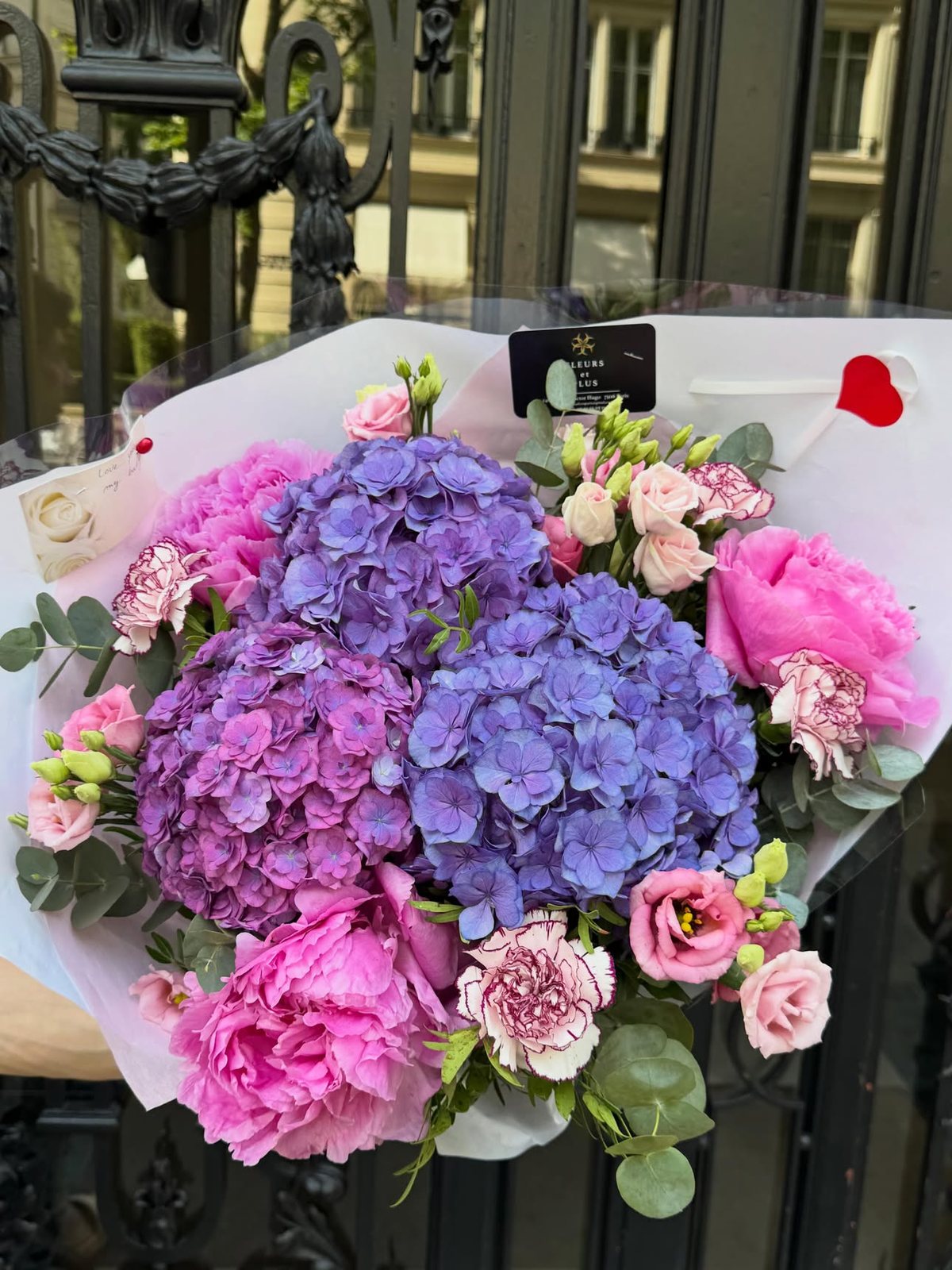 Bouquet coloré d’hortensias et de pivoines