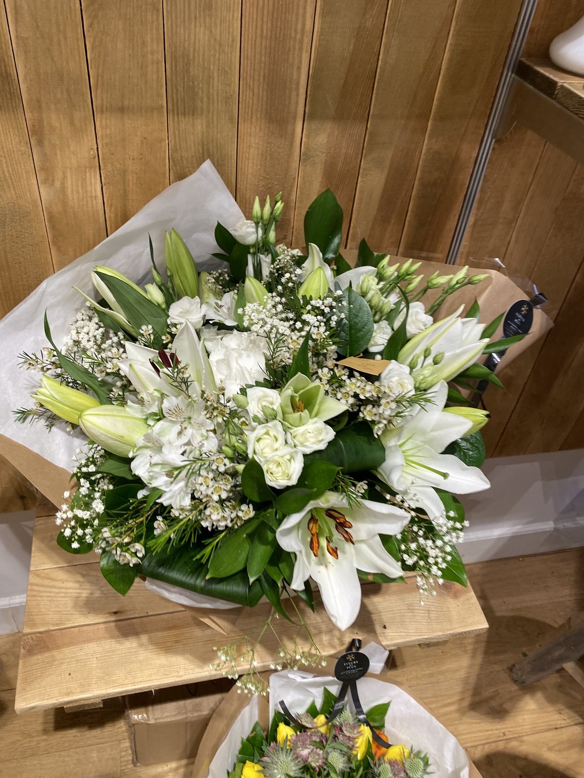 Bouquet de lys blancs et feuillages
