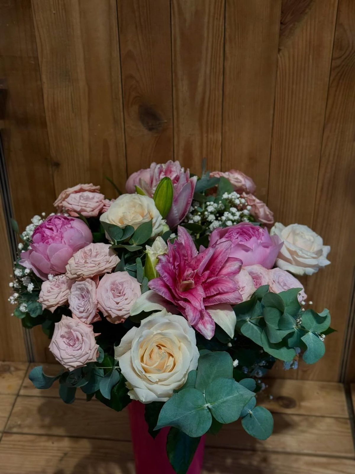 Bouquet rose et blanc : pivoines, lys et roses