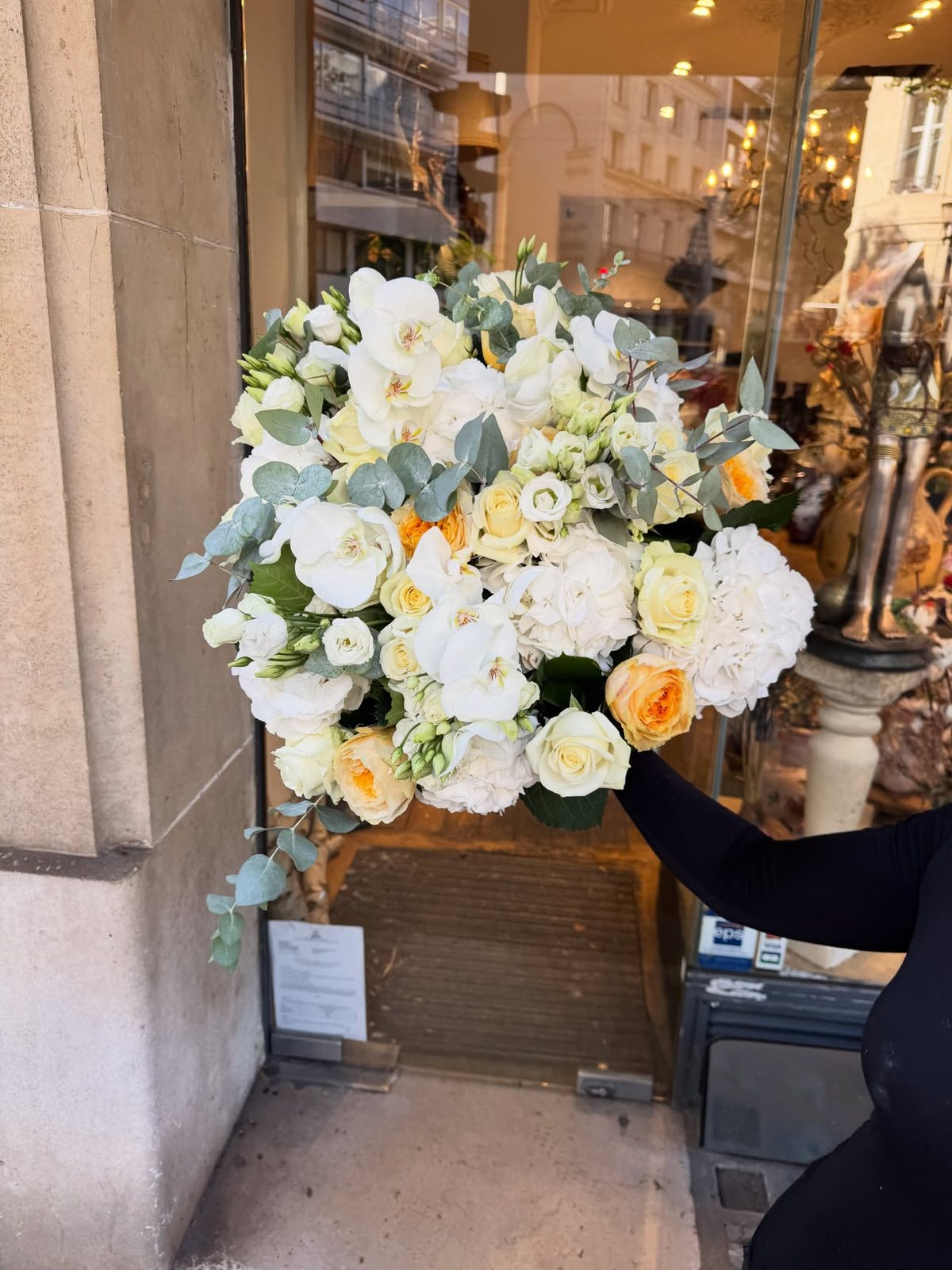 Grande composition blanche : roses, hortensias et lys