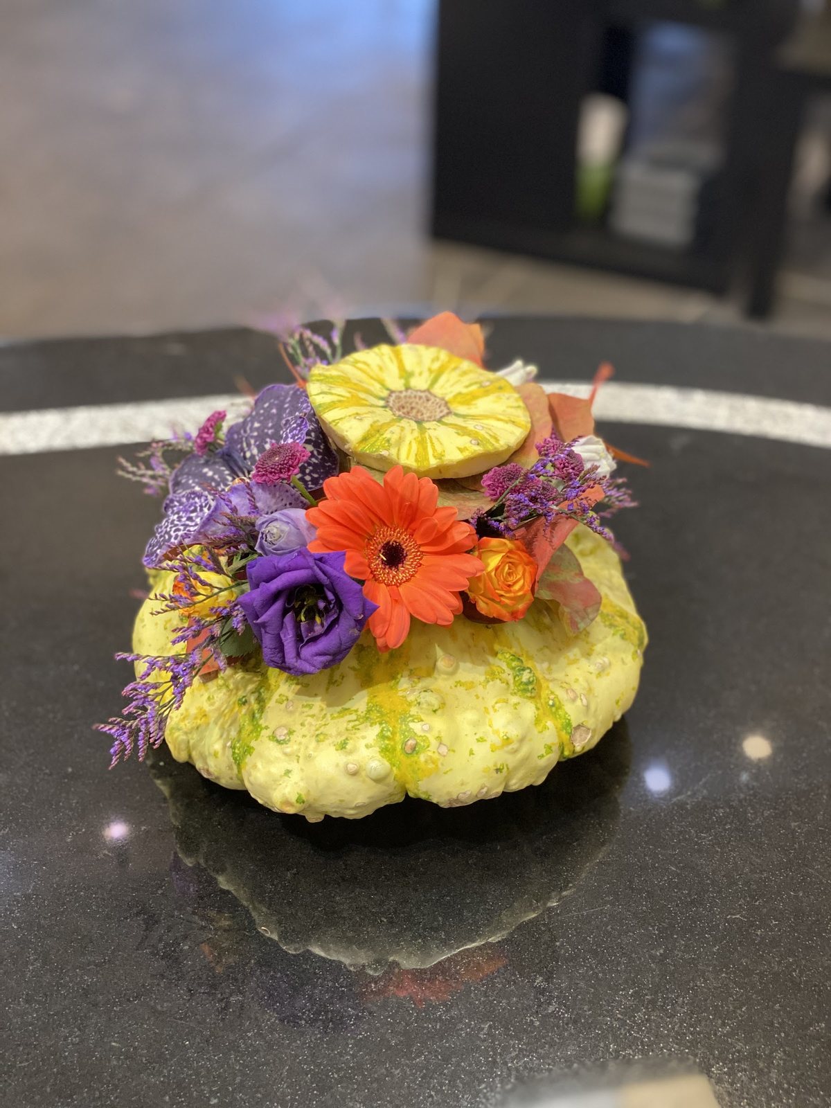 Composition ronde de gerberas et chrysanthèmes