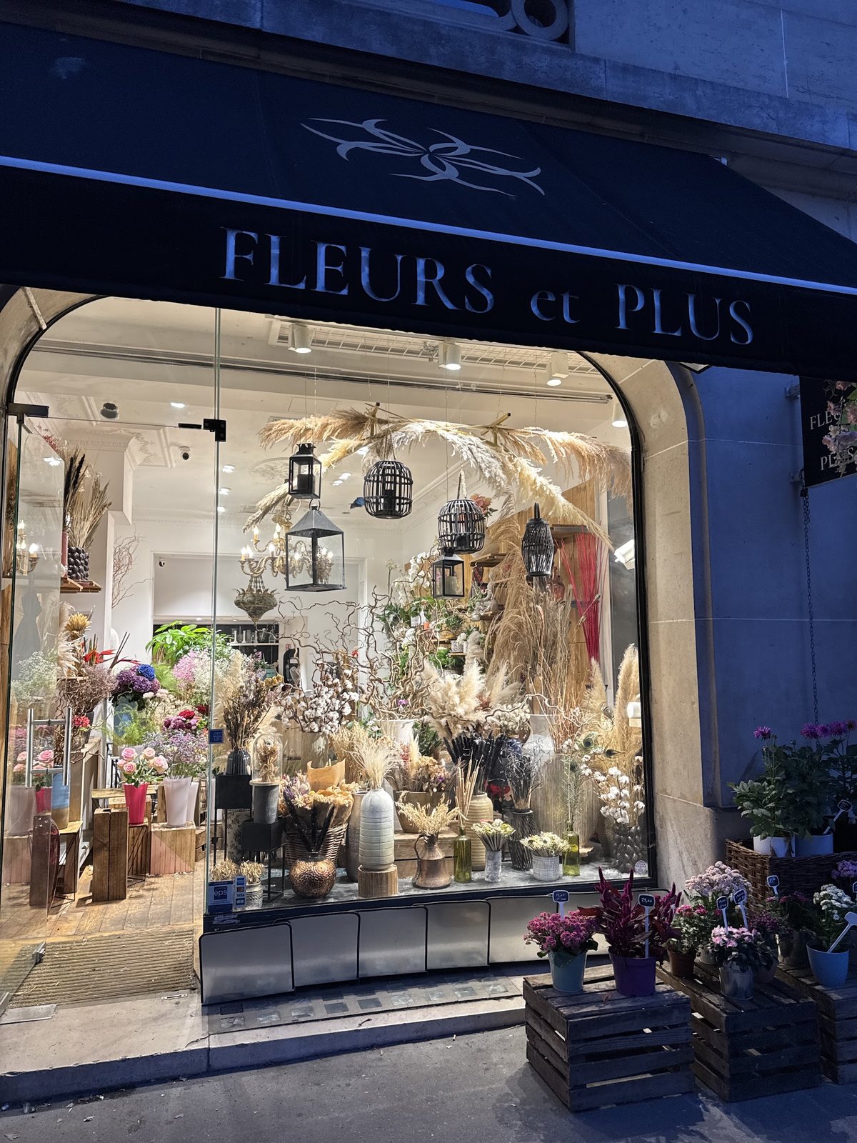 La vitrine de la boutique, enseigne « Fleurs et Plus »