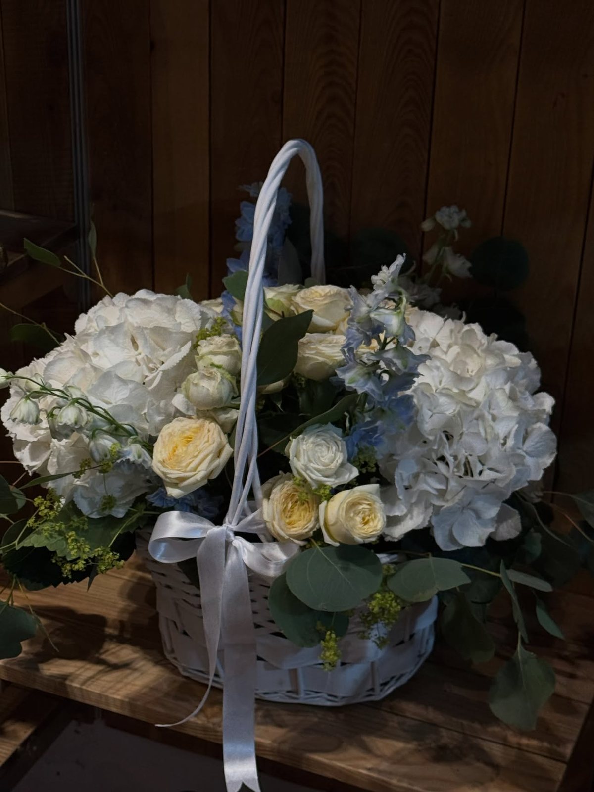 Panier d’hortensias et de roses blanches